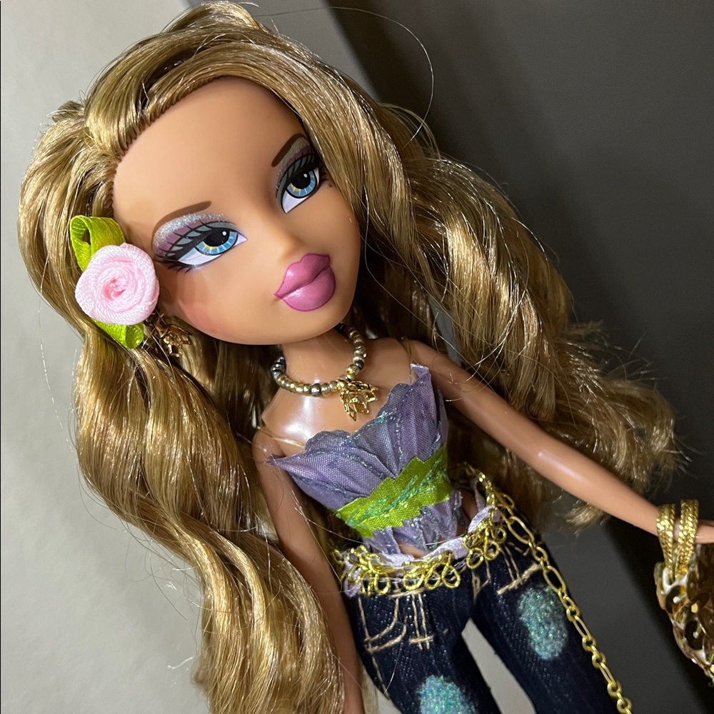 Bratz “Hollywood Style” Yasmin [Re-dressed in Bratz Flower Girlz Sasha] Outfit
